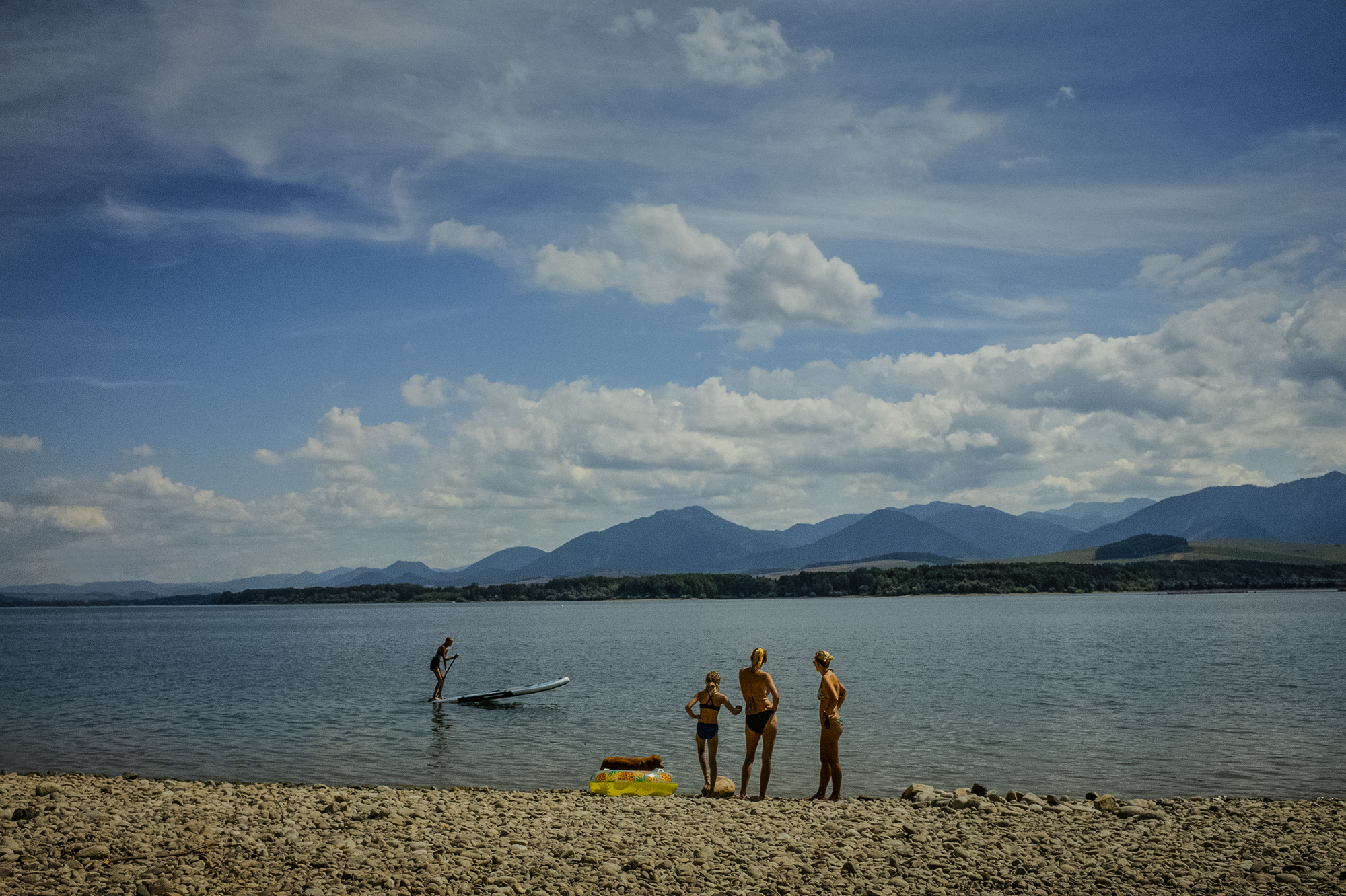 Rodinná fotografie, tatínek čte dceři z knížky
