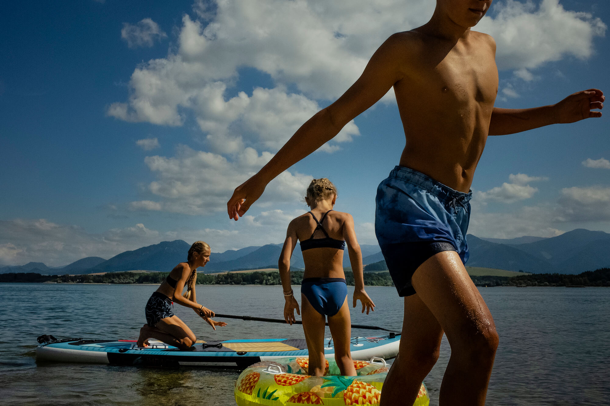 Svatební fotografie prostoru, kde bude oddávající realizovat svatební obřad. Hajnýho stodola na Šumavě
