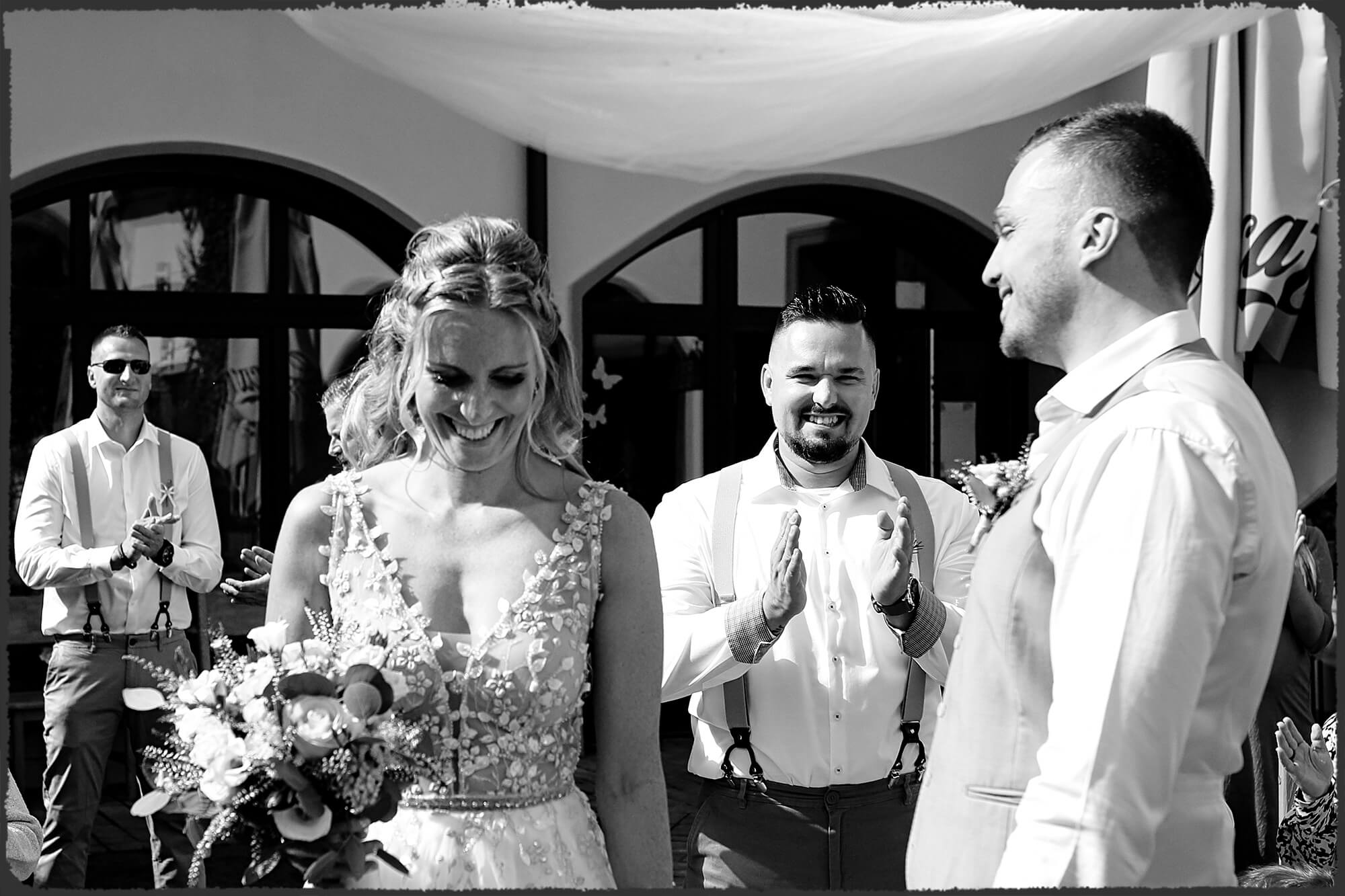 Svatební fotograf Petr Bartoš, fotka usmívajících se novomanželů těsně po obřadu.