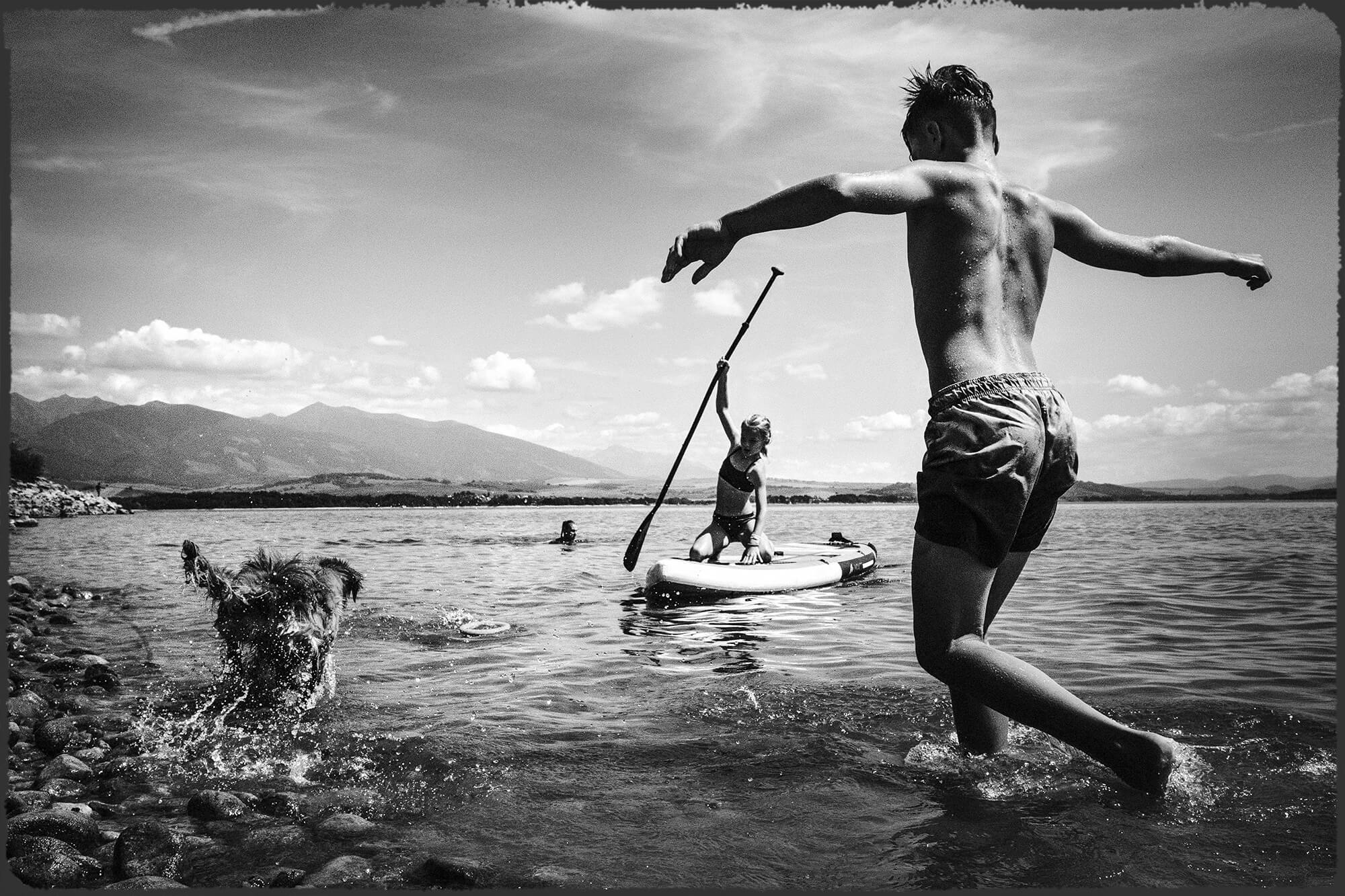 Svatební fotografie prostoru, kde bude oddávající realizovat svatební obřad. Hajnýho stodola na Šumavě