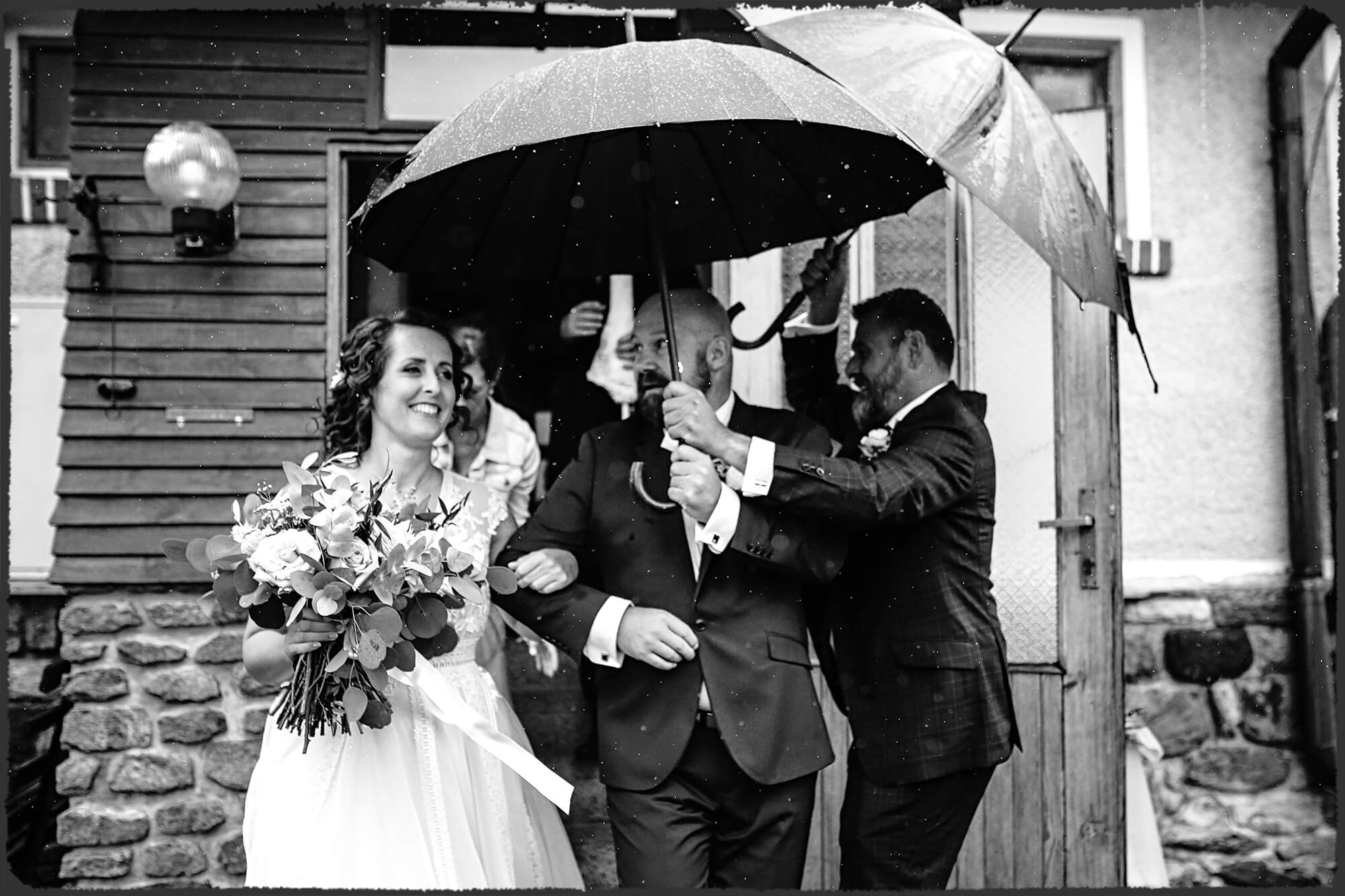 Rodinná dokumentární fotografie, holčička se obléká v rámci příprav na rodinnou procházku.