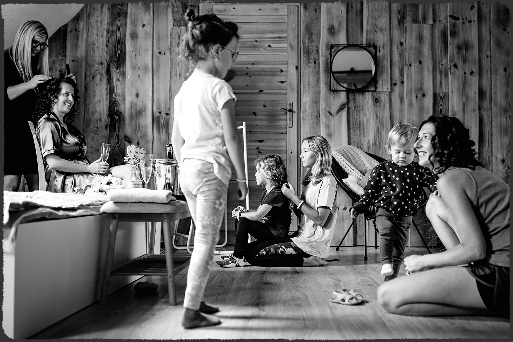 Svatební fotografie prostoru, kde bude oddávající realizovat svatební obřad. Hajnýho stodola na Šumavě