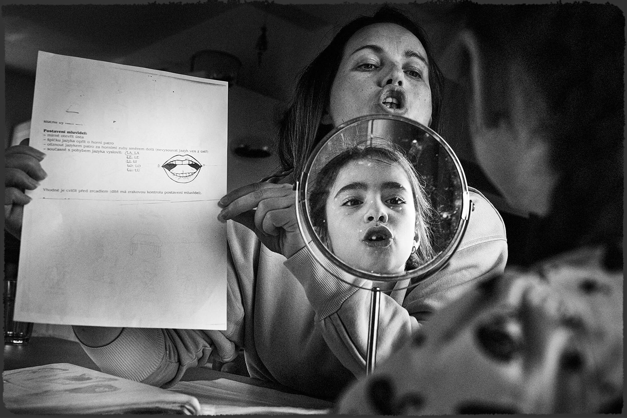 Rodinná dokumentární fotografie, holčička se obléká v rámci příprav na rodinnou procházku.