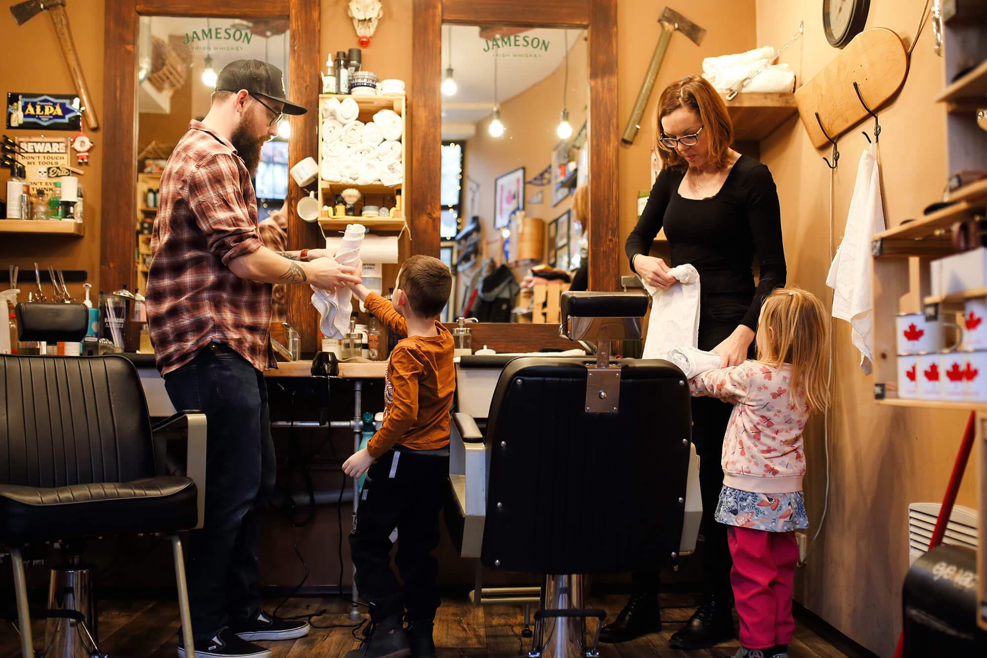 Dokumentární rodinné focení v barber shopu, který vlastní tatínek kluka, kterého stříhá.