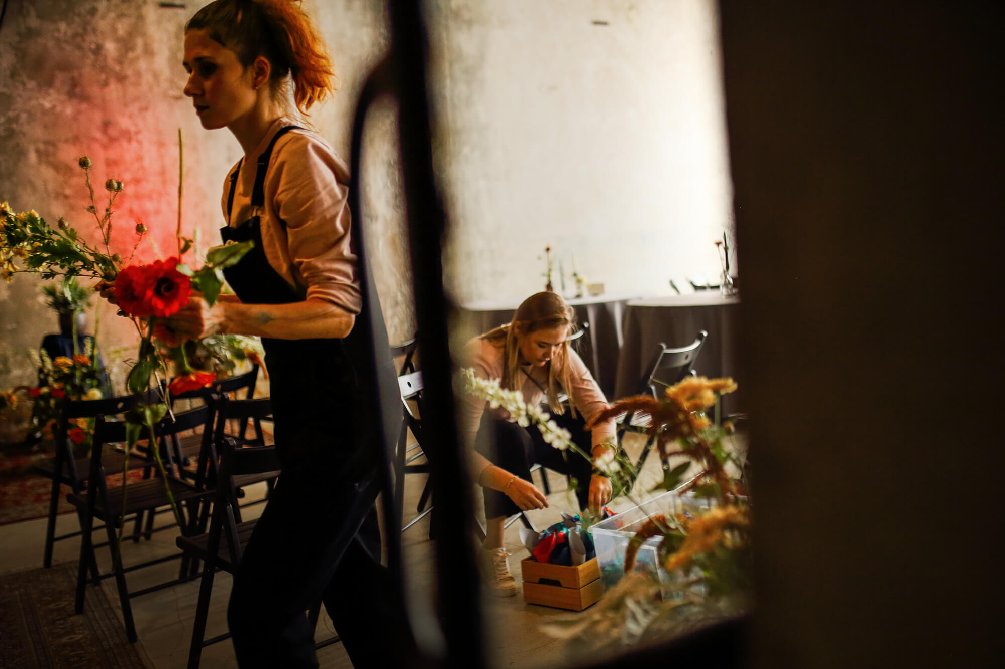Svatební fotograf Petr Bartoš. Focení svatebních příprav. Floristky připravují dekoraci ke vchodu