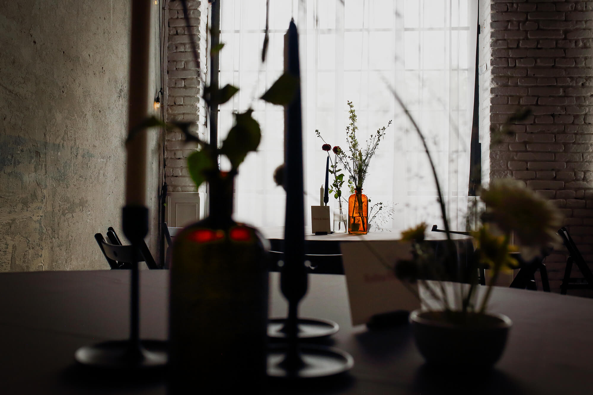 Svatební fotograf Petr Bartoš. Focení svatebních příprav. Floristky připravují dekoraci ke vchodu