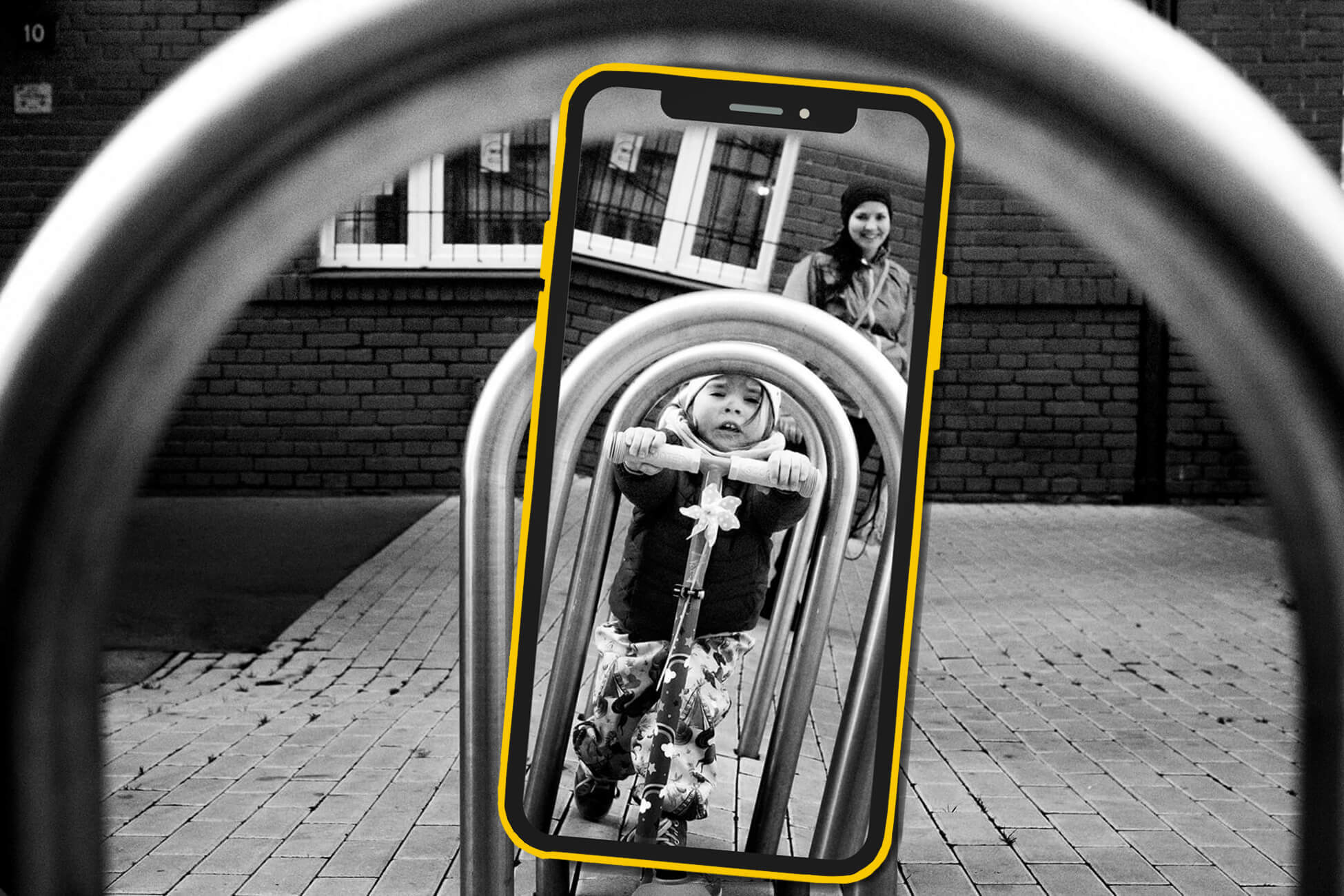Dítě na koloběžce focené na mobil podle zásad Petra Bartoše 9 vychytávek pro focení mobilem.